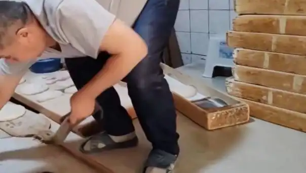 Fırıncıya Şok Ceza! Pide Tezgahına Terlikle Basıldığı İçin 105 Bin TL