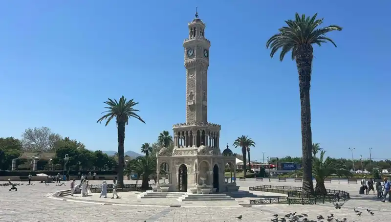 İzmir'de Sıcak Hava Dalgası: Meydanlar Boş, Sıcaklık 41 Dereceye Çıkacak