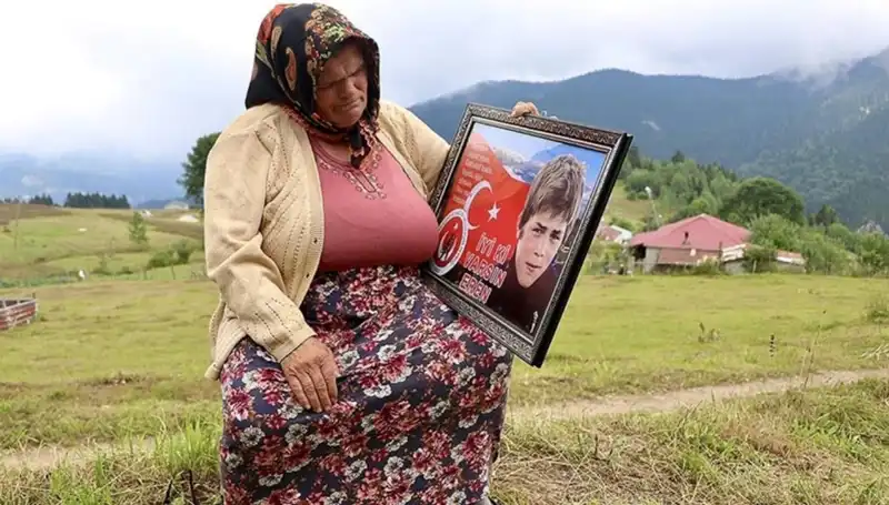 DEM Parti'den Eren Bülbül'ün Annesine Anlamlı Bayram Ziyareti