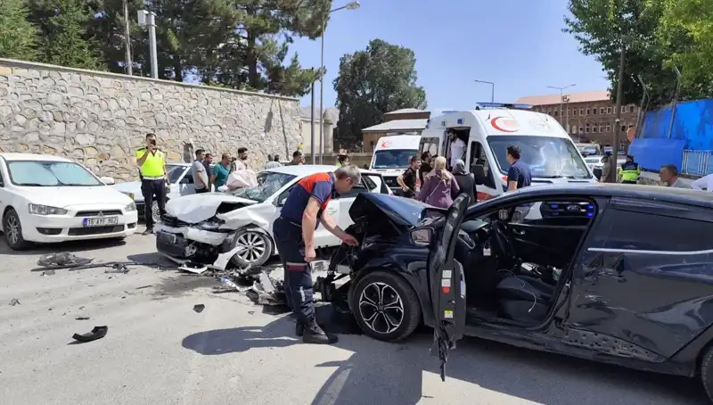 Bitlis’te Feci Kaza: İki Otomobil Çarpıştı, 10 Yaralı