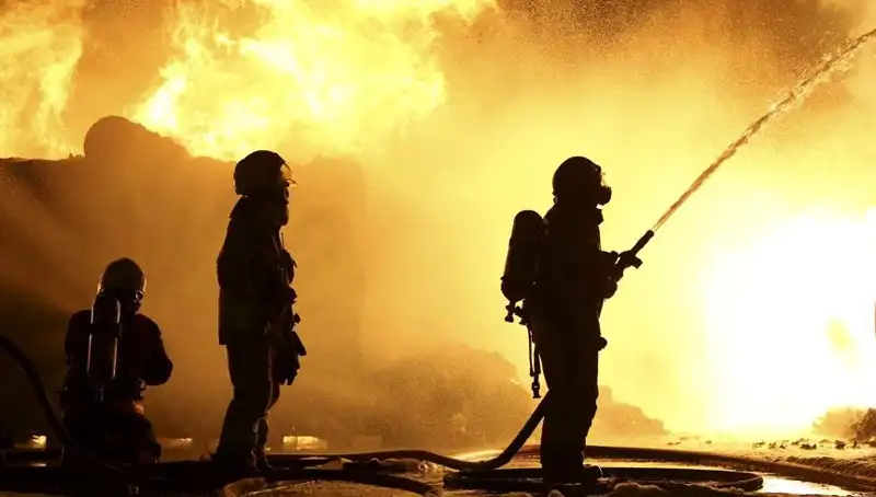 Mobilya Atölyesinde Yangın: Mangal Kömürü Deposunda Felaket!