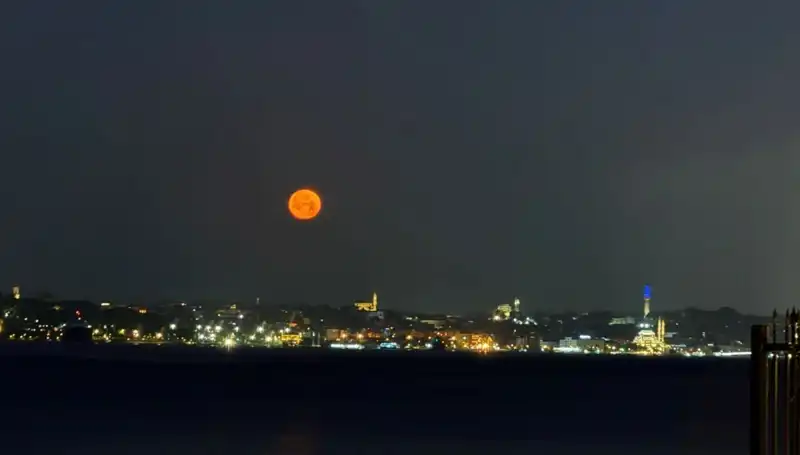 İstanbul'da Çilek Dolunayı: Geceye Renk Katan Eşsiz Manzaralar