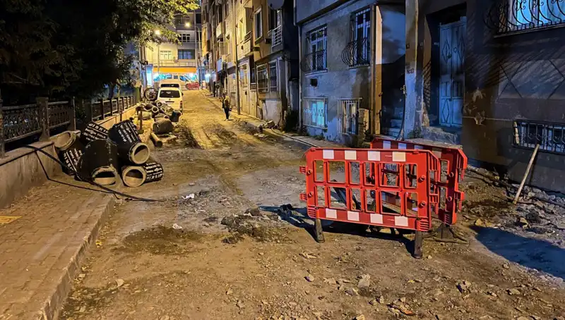 Bayrampaşa'da Altyapı Çalışmaları Sırasında Patlayan Rögar Kapağı Tehlike Saçtı