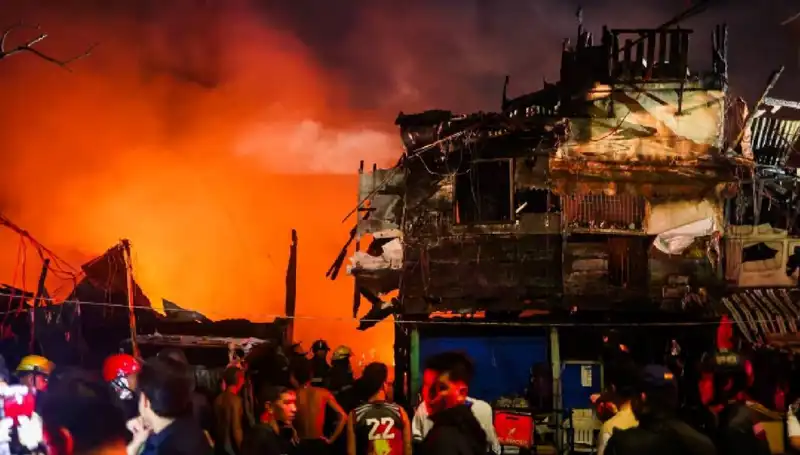 Filipinler'de Çıkan Yangında Binlerce İnsan Evsiz Kaldı: Detaylar