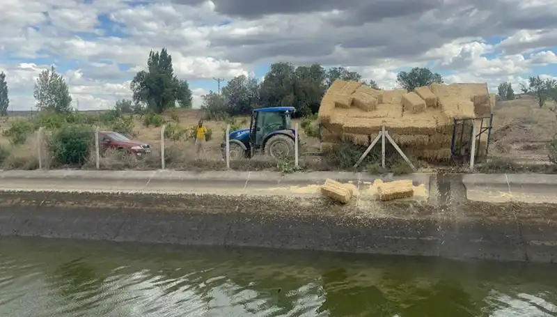 Saman Yüklü Römorktan Kanala Düşen Genç İçin Arama Kurtarma Çalışmaları Başladı