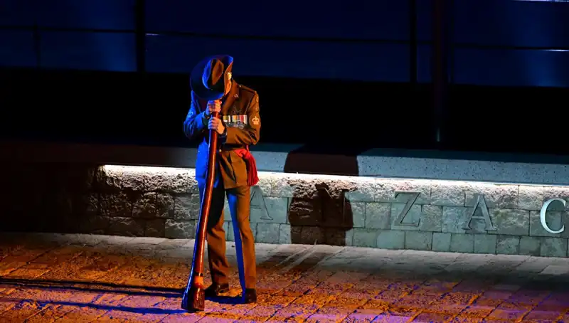 Anzak Koyu'nda Duygusal "Şafak Ayini" İle Geçmişe Saygı Duruşu