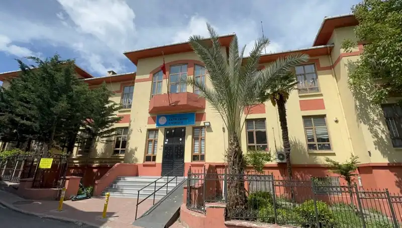 Depremde Hasar Gören Okullar Boşaltıldı: Eğitime Devam mı Edilecek?