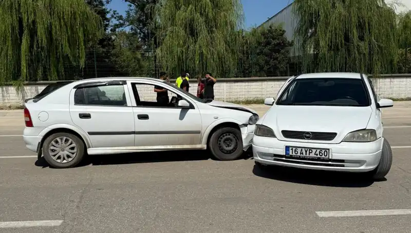 İki Otomobilin Çarpışması Sonucu İki Kişi Yaralandı