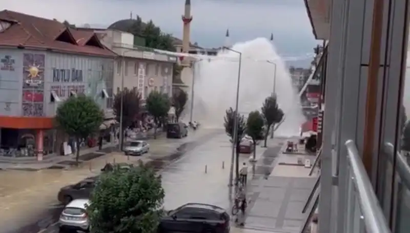İçme Suyunda Şok Olacak Patlama: Boru Yüzlerce Metre Yükseğe Fışkırdı