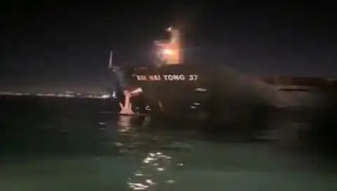 Ahırkapı'da Yük Gemisi Karaya Oturdu: Deniz Trafiği Tehlikeye Girdi