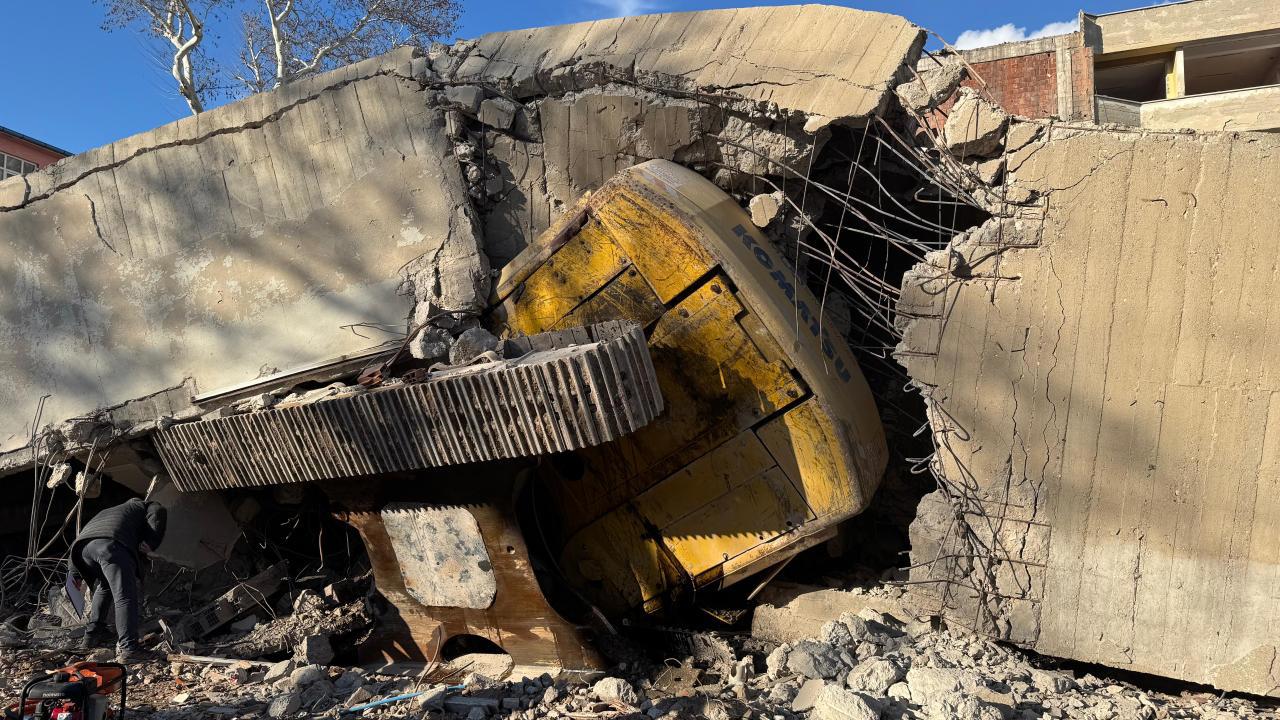 Uşak'ta İş Makinesi Kaza Yaptı