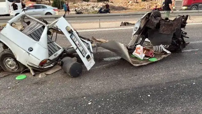 Bariyere Çarpan Araçta Korkunç Kaza: Bir Can Kaybı, Bir Yaralı**