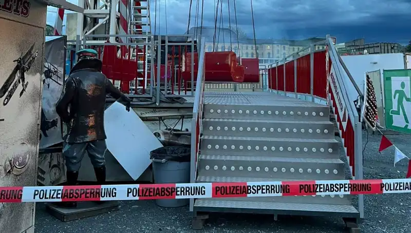 Dönen Salıncak Reklam Direklerine Çarptı: Neyin Eşiğindeydik?