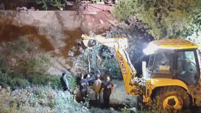 Hatay’da Kurtarma Ekibi, İneği Yaşamla Buluşturmak İçin Seferber Oldu