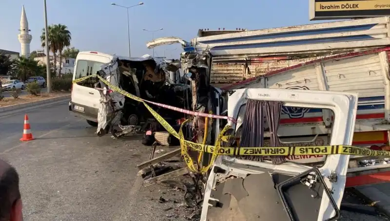 Mersin'de Tatil Yolunda Feci Kaza: İki Can Gitti, On Yaralı!